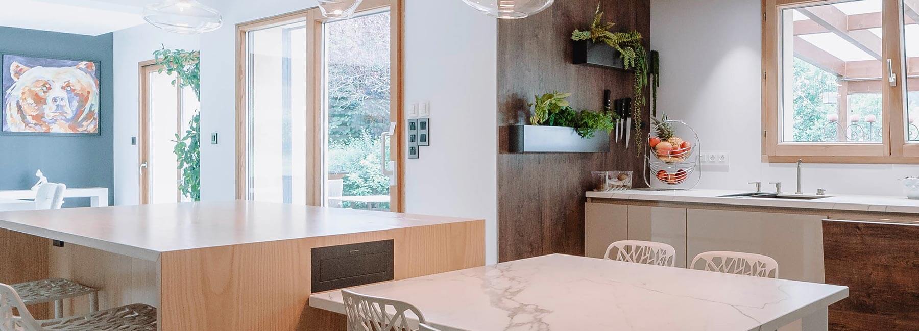 Aménagement global par un architecte d'intérieur, cuisine ouverte sur salon