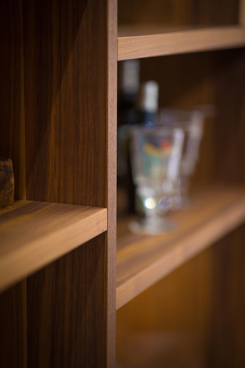 Showroom Behome Interiors à Pontarlier, Architecte d'intérieur, détail bibliothèque