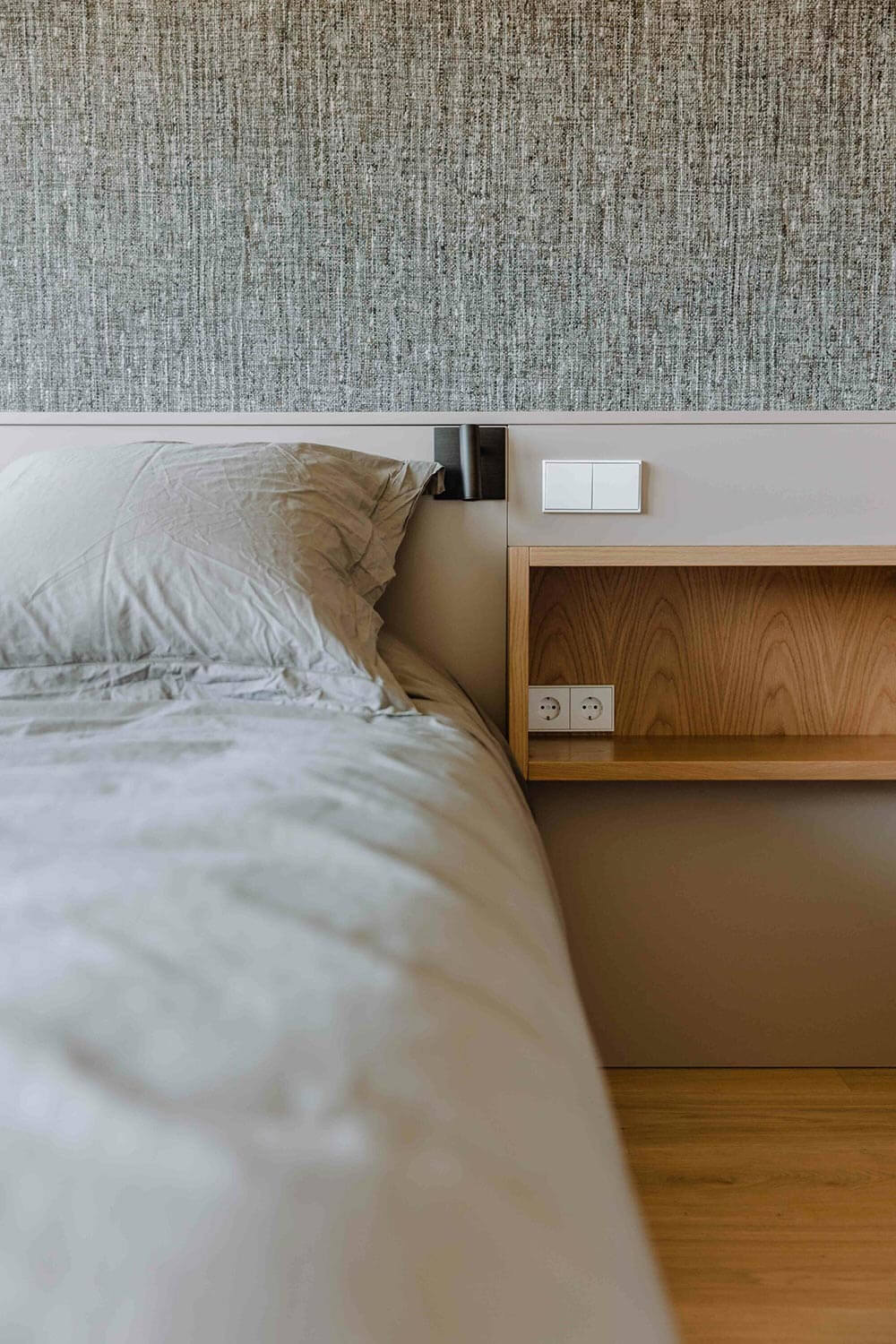 Aménagement intérieur d'une petite chambre détail chevet