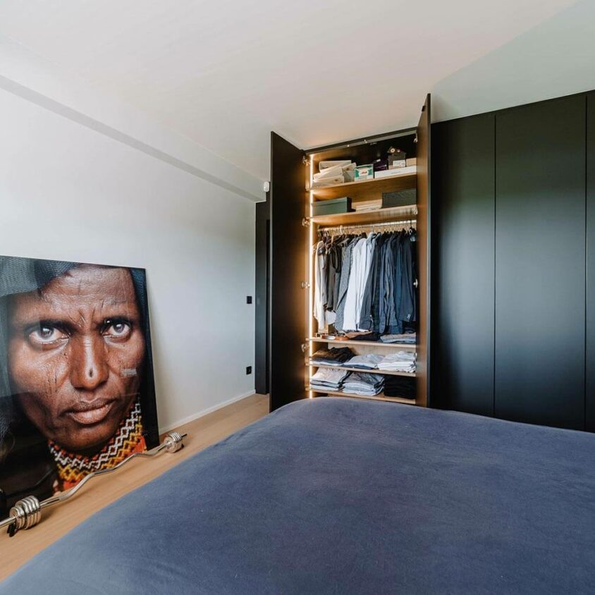 Aménagement intérieur d'une chambre parentale au design mobilier sombre