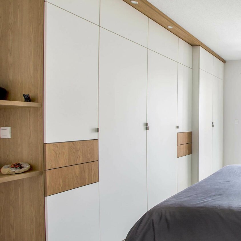 Aménagement intérieur d'une chambre parentale avec dressing contemporain