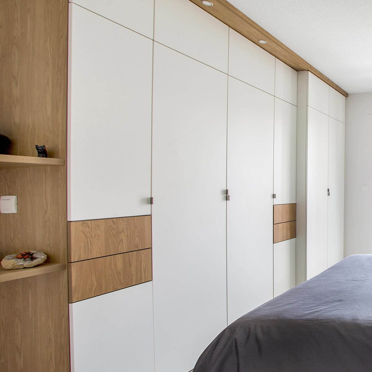 Aménagement intérieur d'une chambre parentale avec dressing contemporain