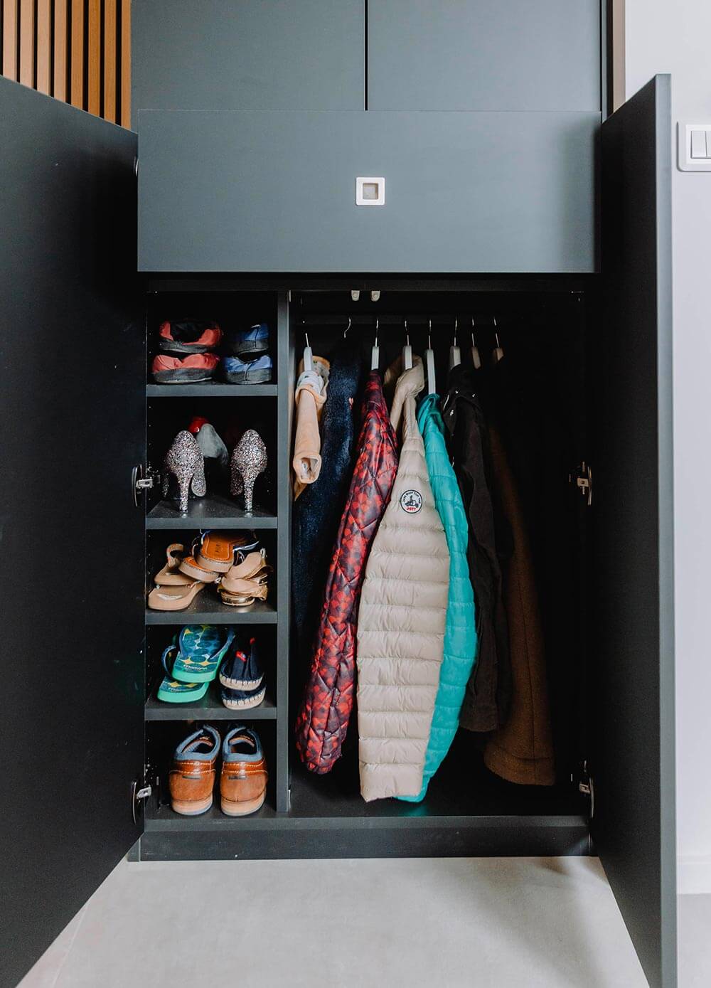 Aménagement d'un dressing pour vestes dans une entrée de maison