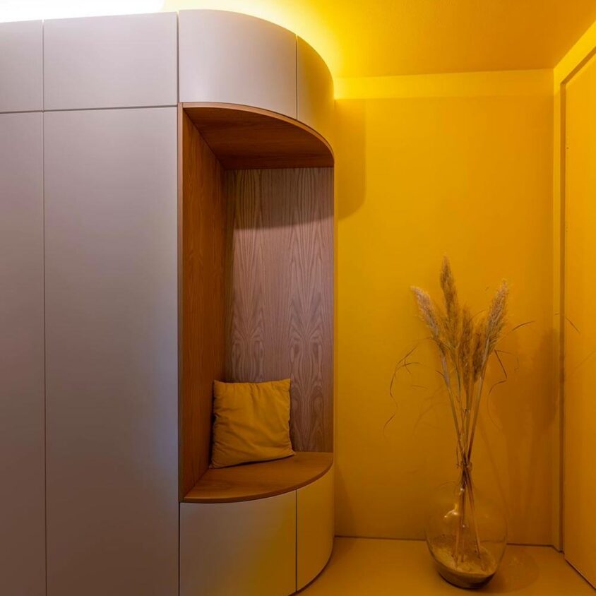 Agencement d'une entrée jaune et dressing blanc