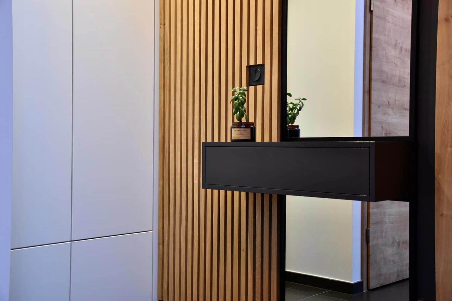 Aménagement d'une entrée d'appartement design épuré