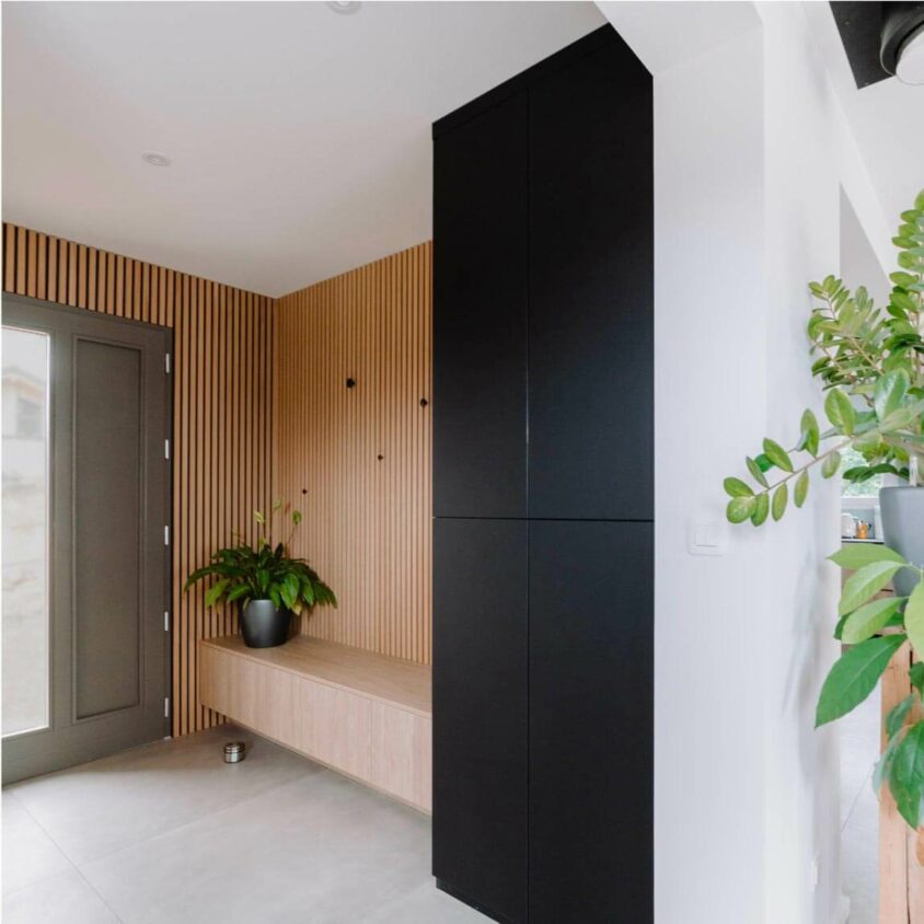 Aménagement d'entrée sur mesure dans intérieur moderne