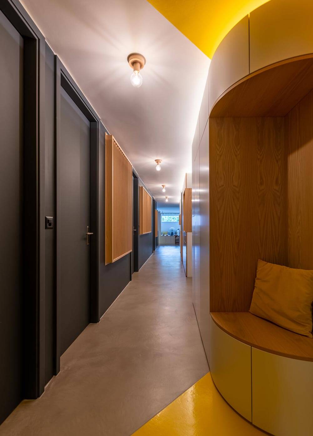 Aménagement d'un grand couloir portes noires