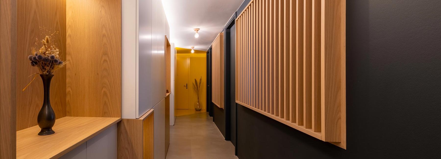 Aménagement long couloir entrée appartement