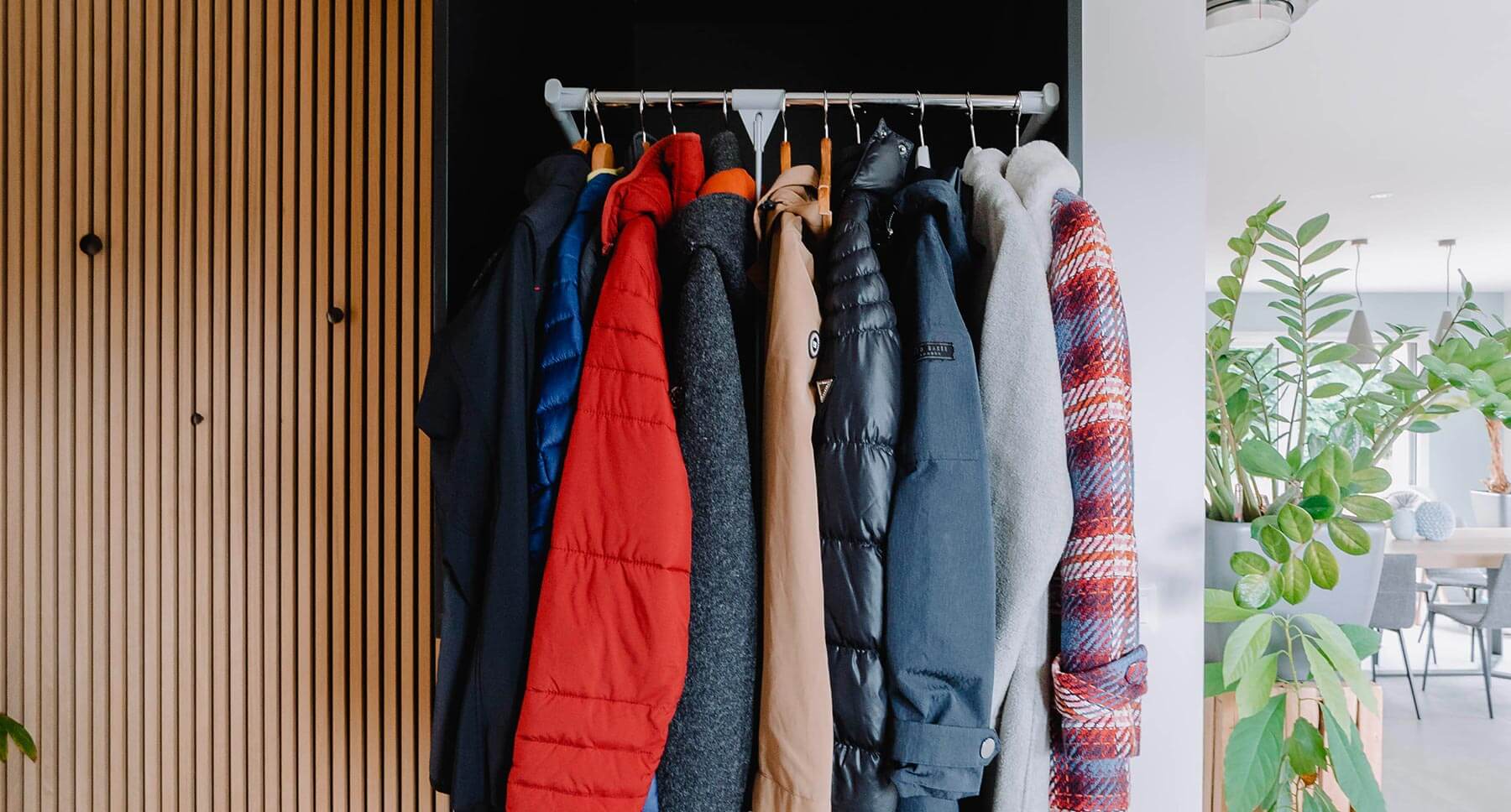 Aménagement d'une grande entrée avec un dressing