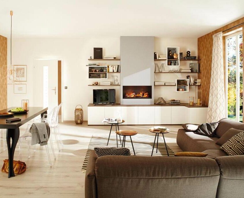 Aménagement intérieur de salon avec cheminée bibliothèque