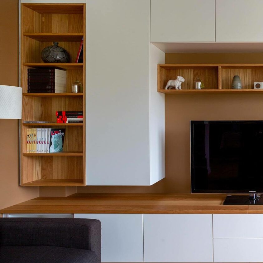 Aménagement intérieur de salon carré avec meuble TV