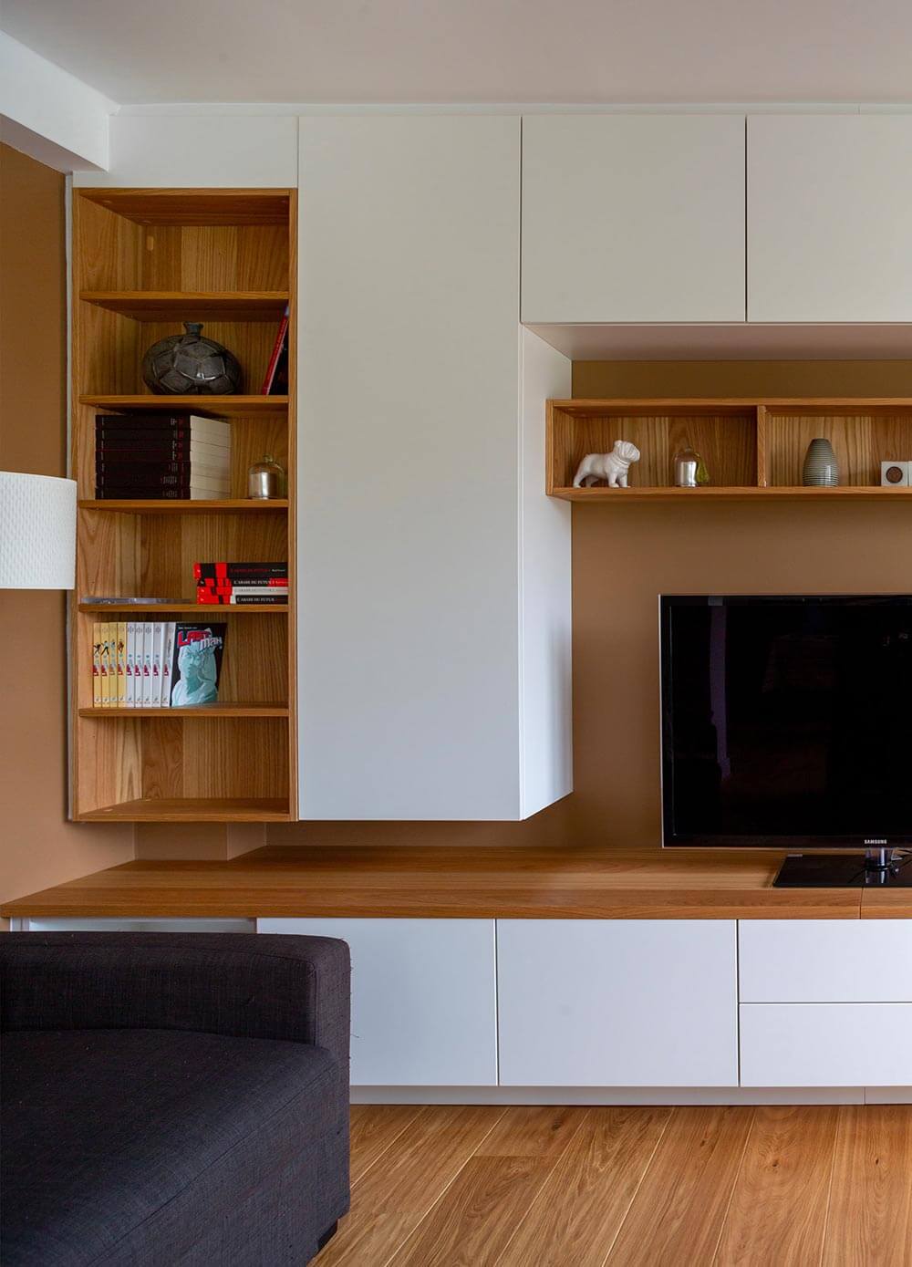 Aménagement intérieur de salon carré avec meuble TV