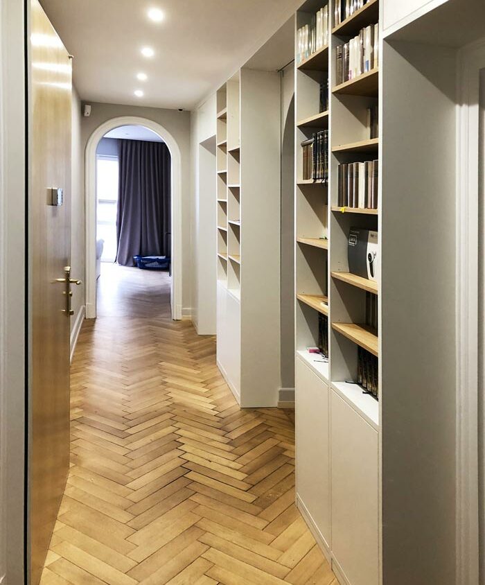 Aménagement intérieur d'entrée et de couloir bibliothèque