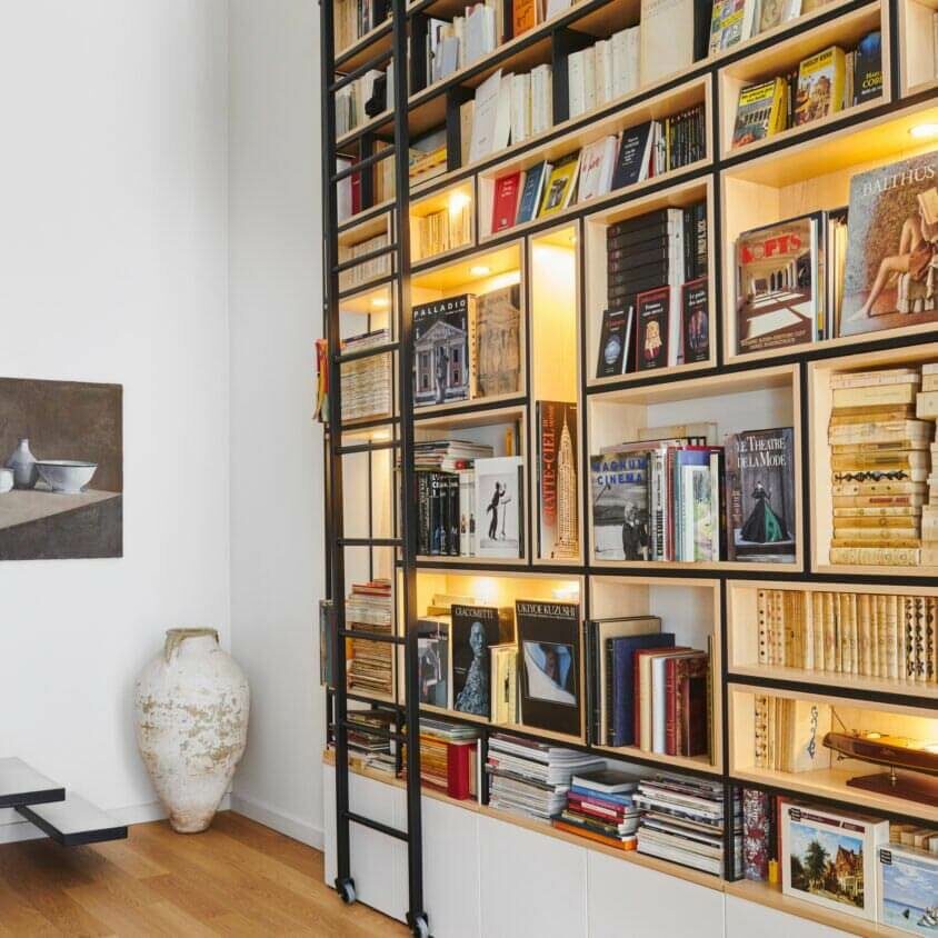 Bibliothèque sur mesure tout hauteur avec échelle par BeHome Interiors