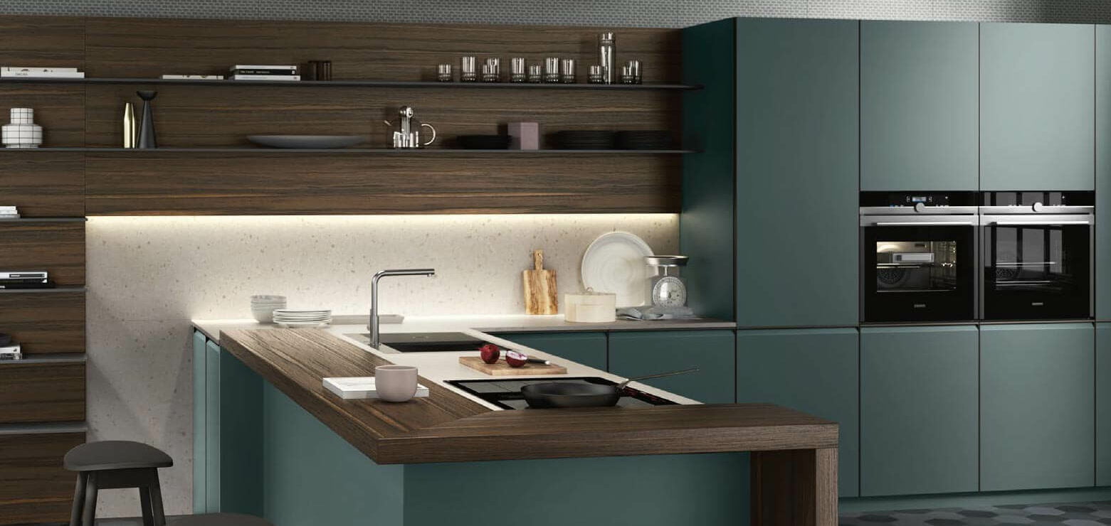 Cuisine ouverte équipée tons verts et bois