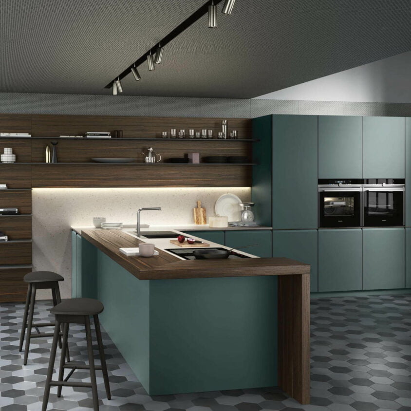 Cuisine ouverte équipée tons verts et bois