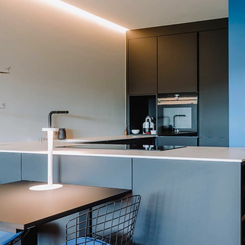 Cuisine ouverte sur-mesure tons bleu et noir