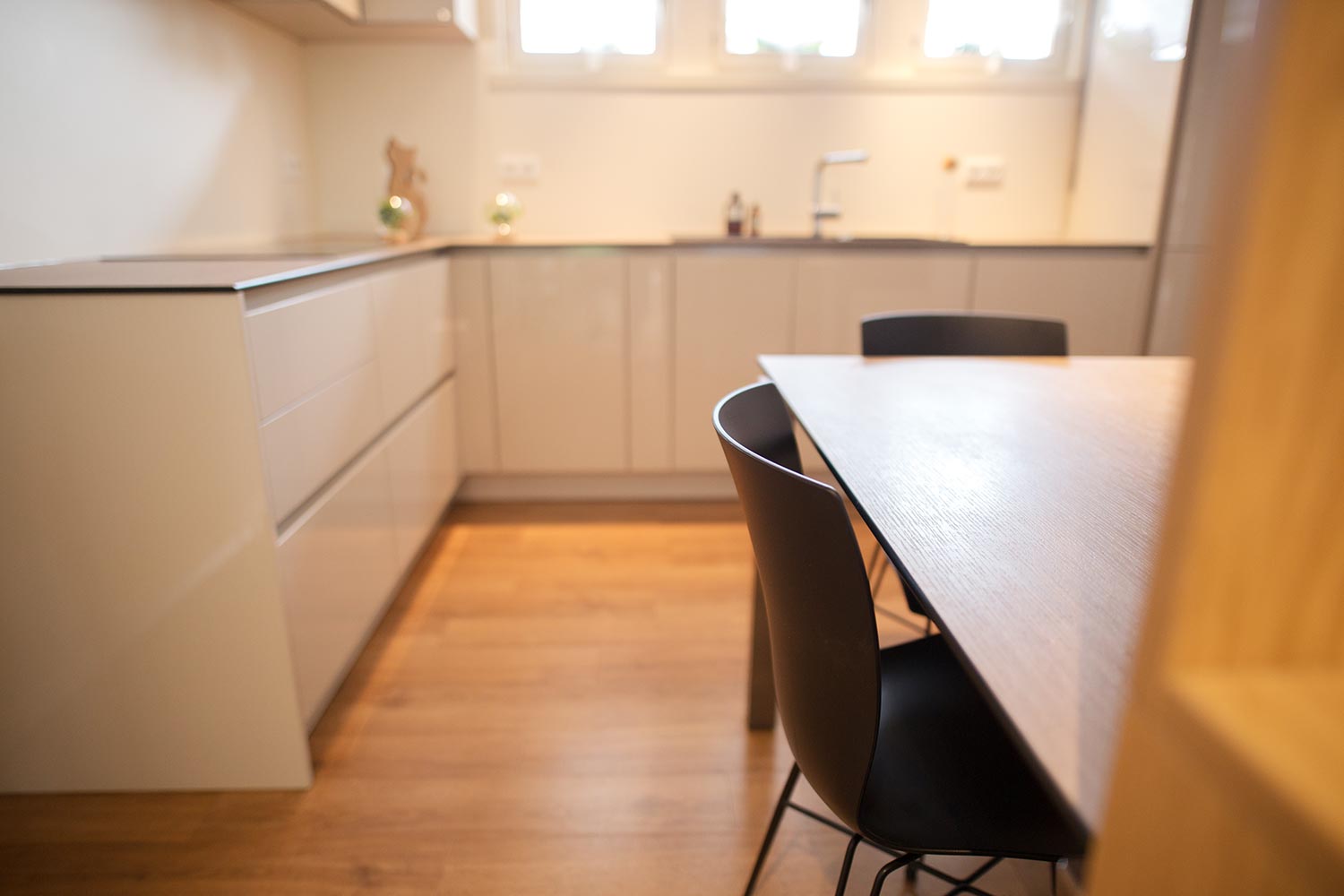 Cuisine ouverte sur mesure tons clairs