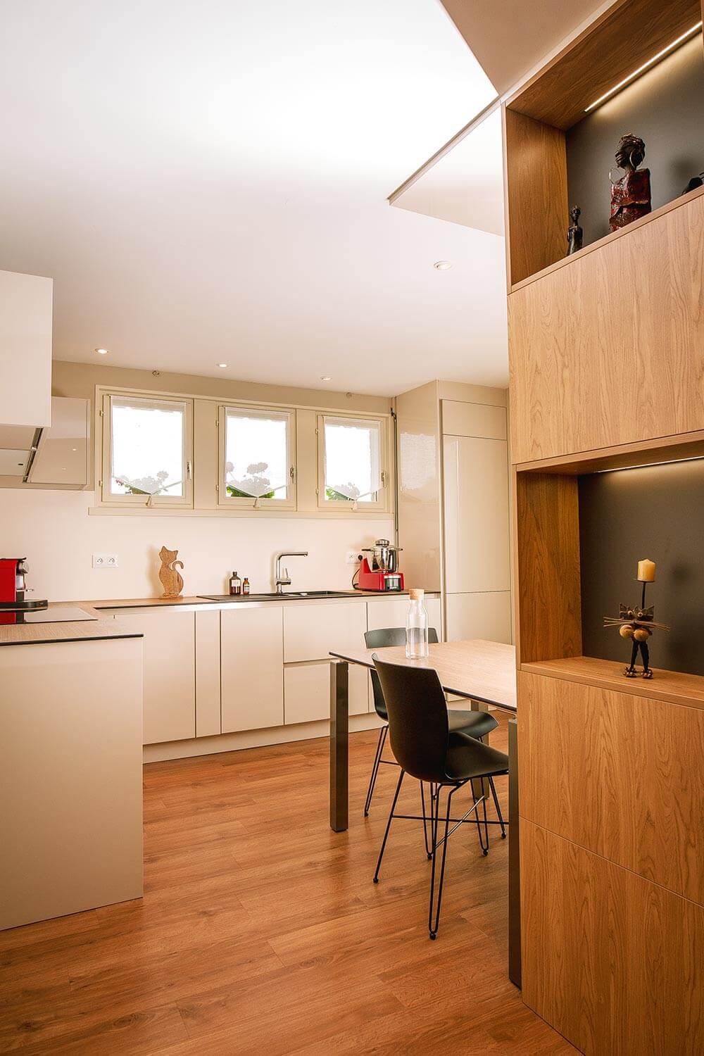 Cuisine ouverte bois et blanc