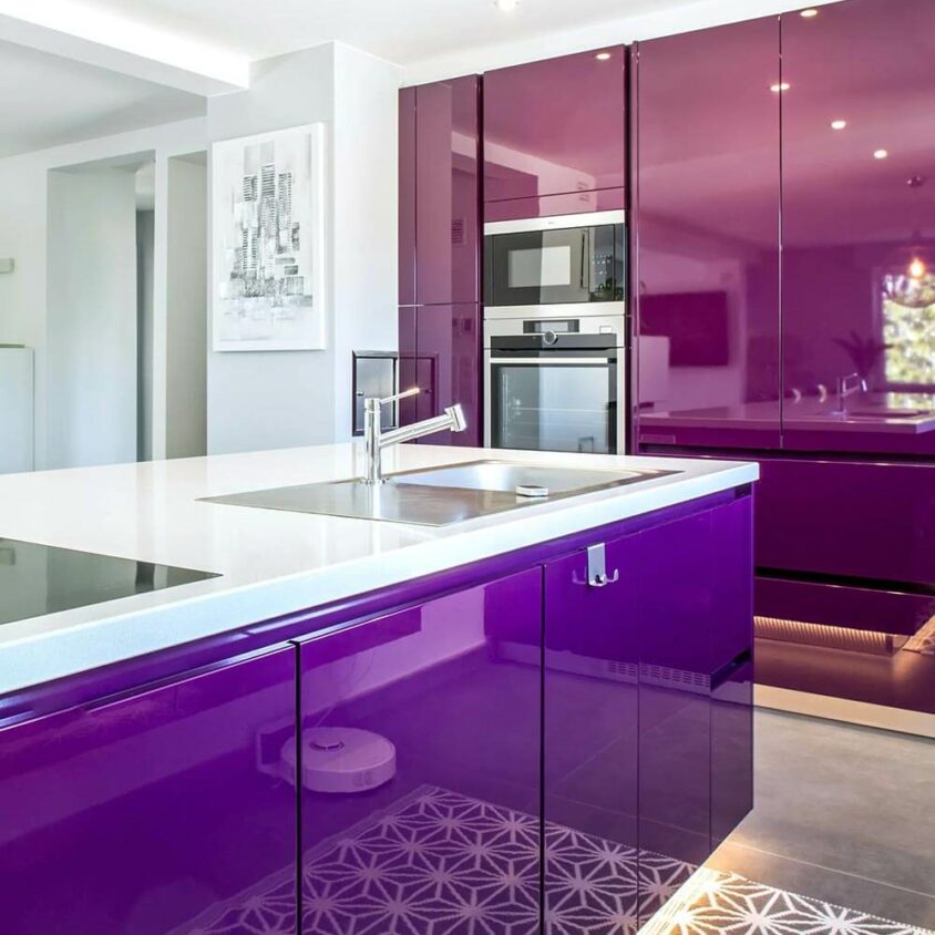 Cuisine colorée sur mesure avec ilot central