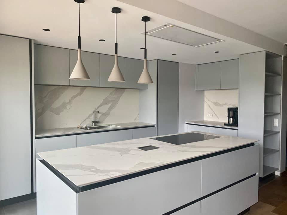 Cuisine ouverte avec ilot central blanc