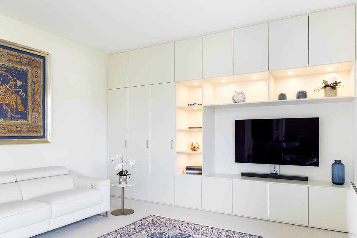 Meuble TV sur mesure sut tout un mur avec rangements