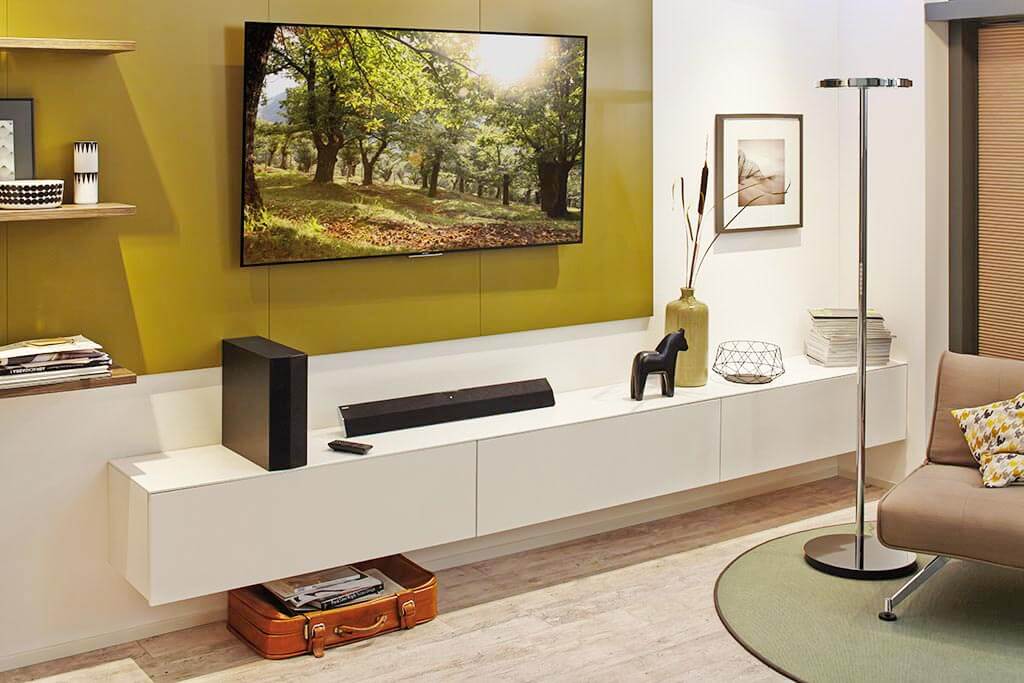 Meuble TV suspendu avec habillage mural coloré