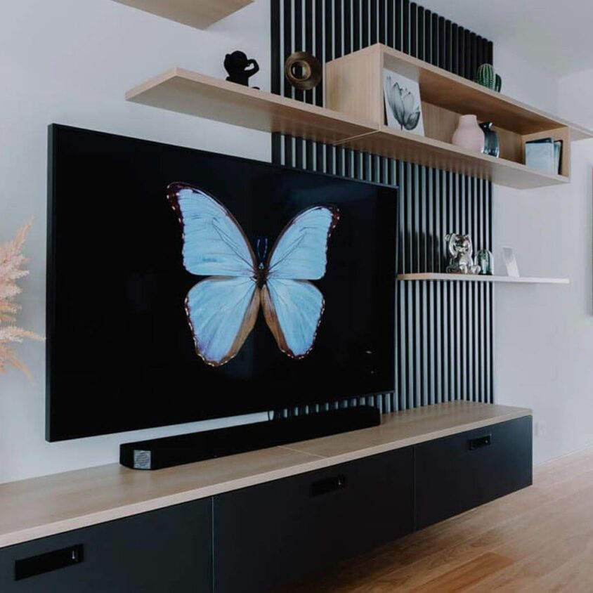 Meuble TV suspendu sur mesure avec étagères