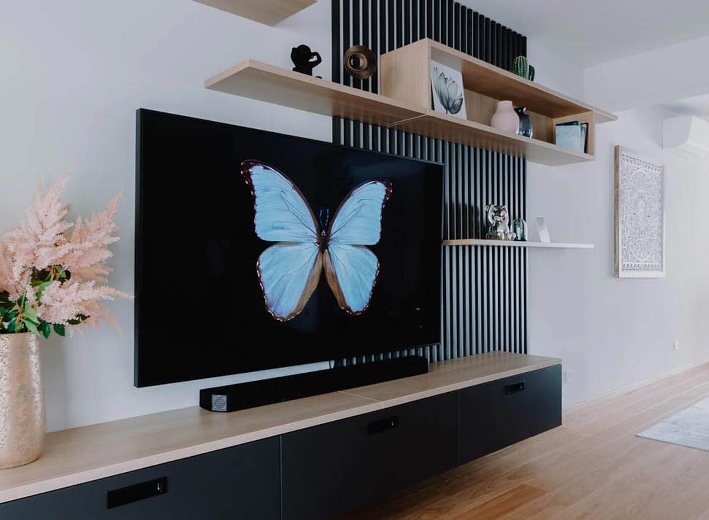 Meuble TV suspendu sur mesure avec étagères