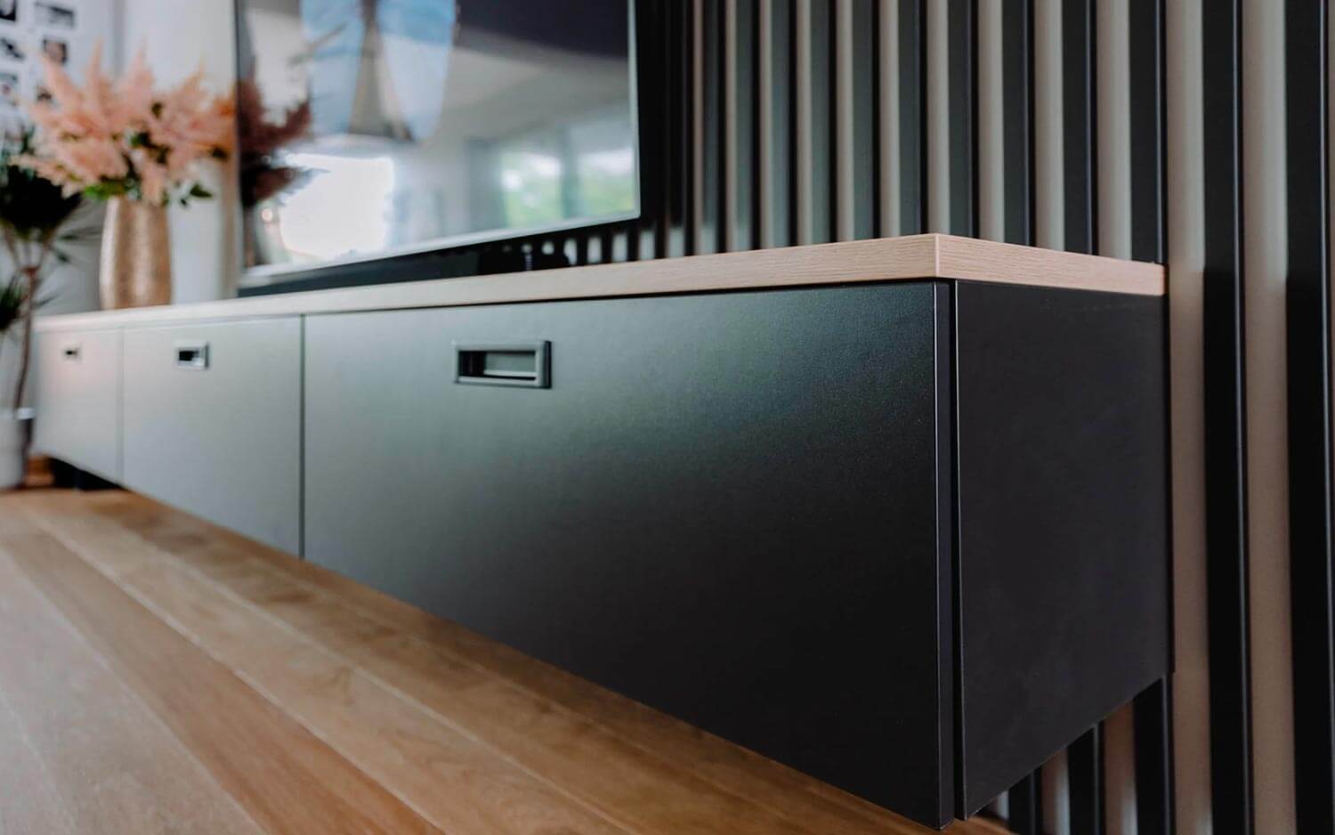 Meuble TV suspendu noir sur mesure détail finition