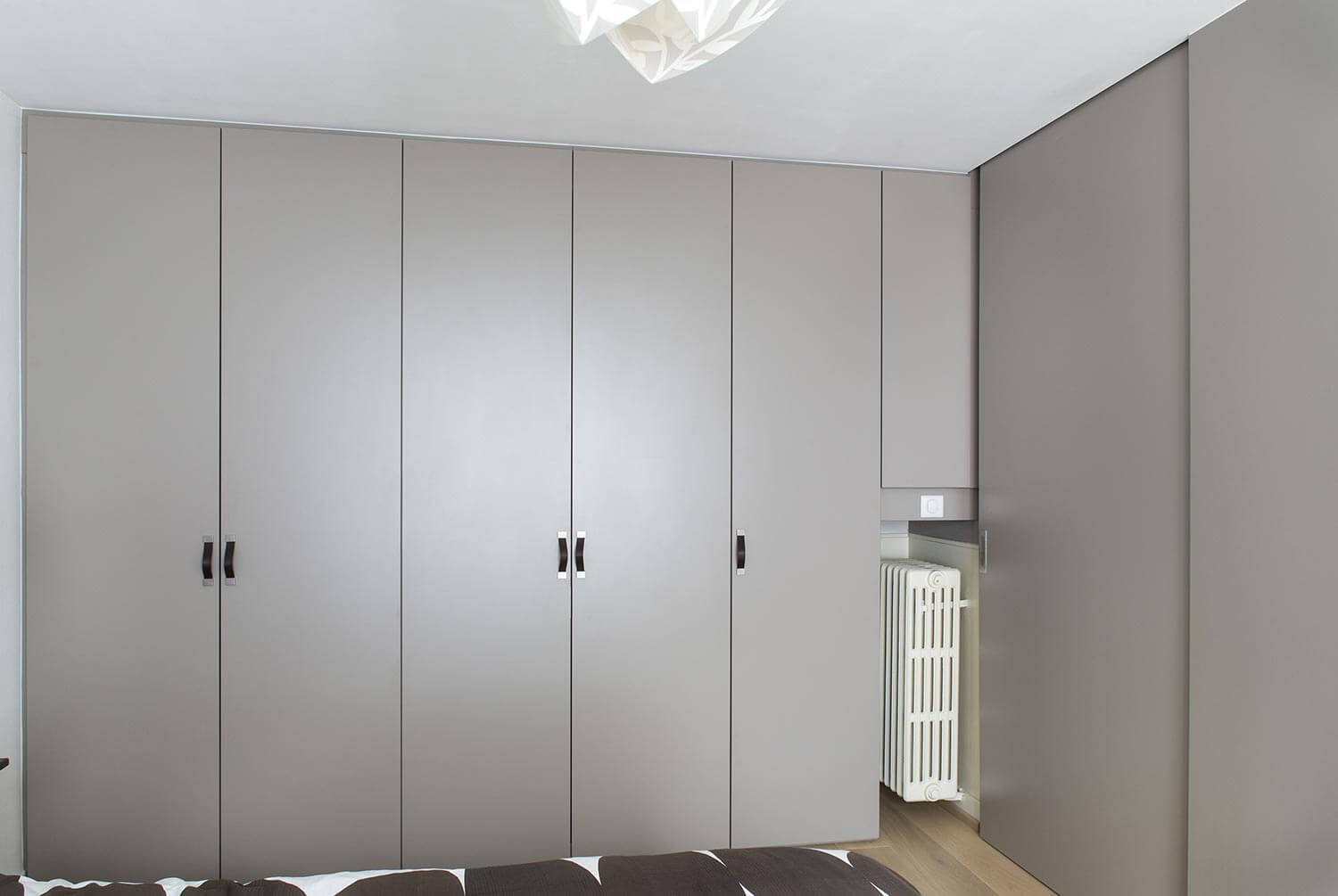 Dressing sur mesure aménagé su un mur complet