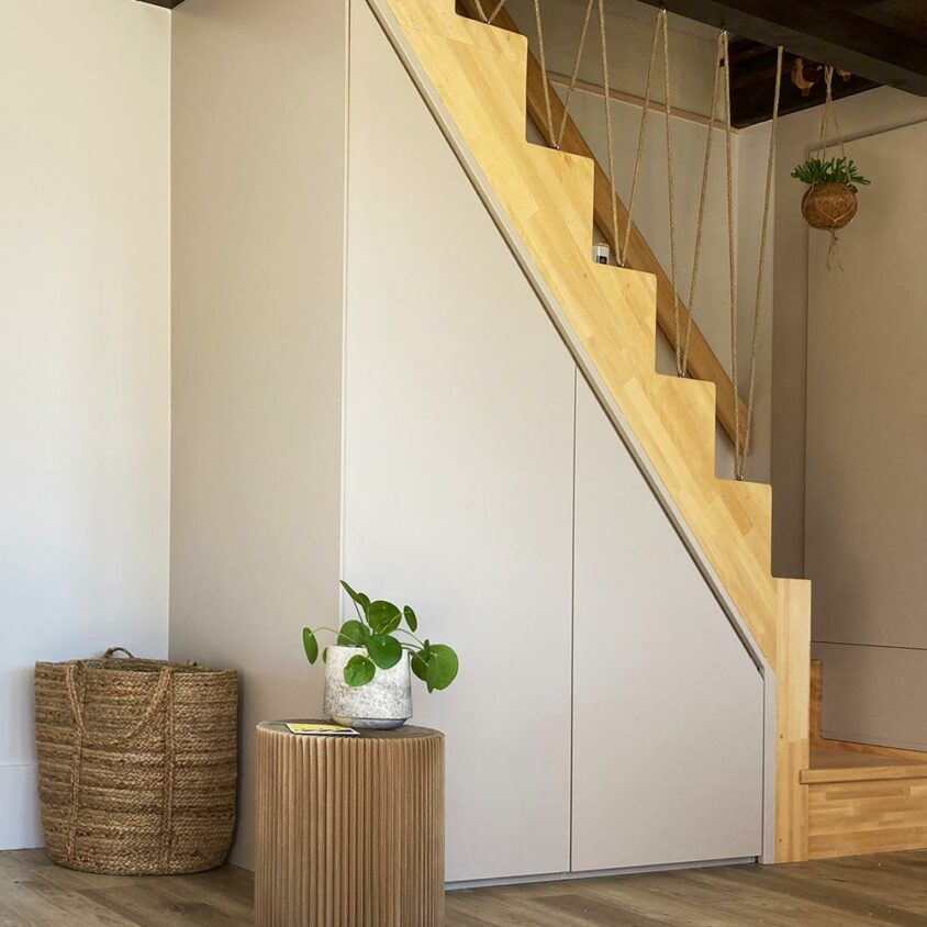 amenagement placard sous escalier sobre - meubles sur mesure