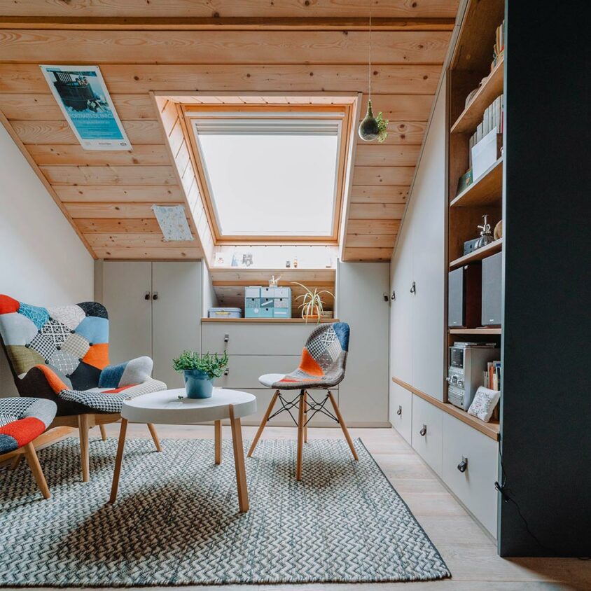 Aménagement d'armoires sous pente et coin cosy