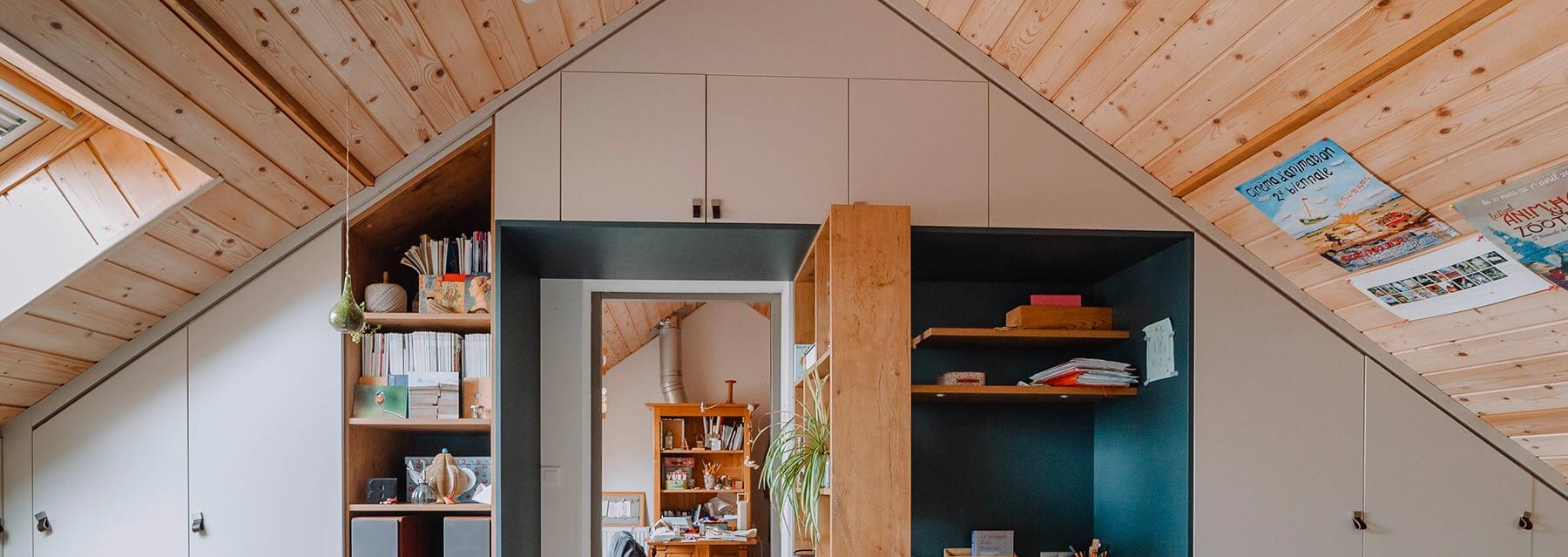 Aménagement mobilier sous pente dans combles maison