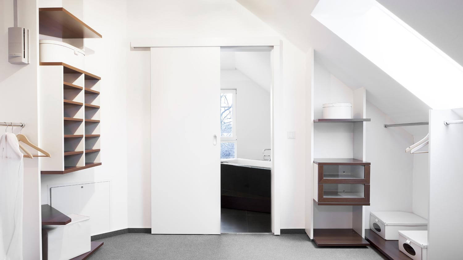 Aménagement d'une pièce mansardée sous pente