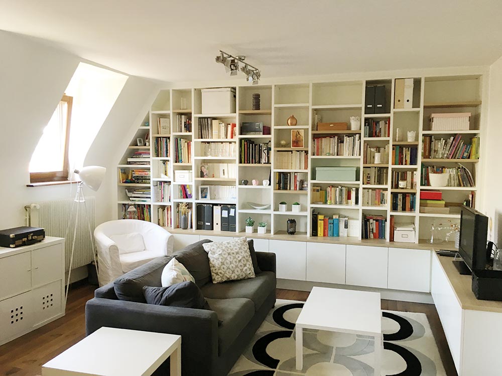 Bibliothèque sur mesure aménagée sous pente de toit