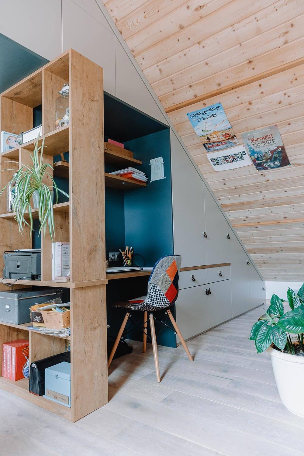 Bureau aménagé dans combles avec meuble sur mesure