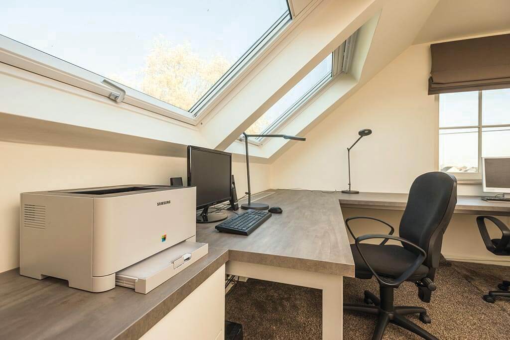 Bureau d'angle aménagé sur mesure dans pièce mansardée