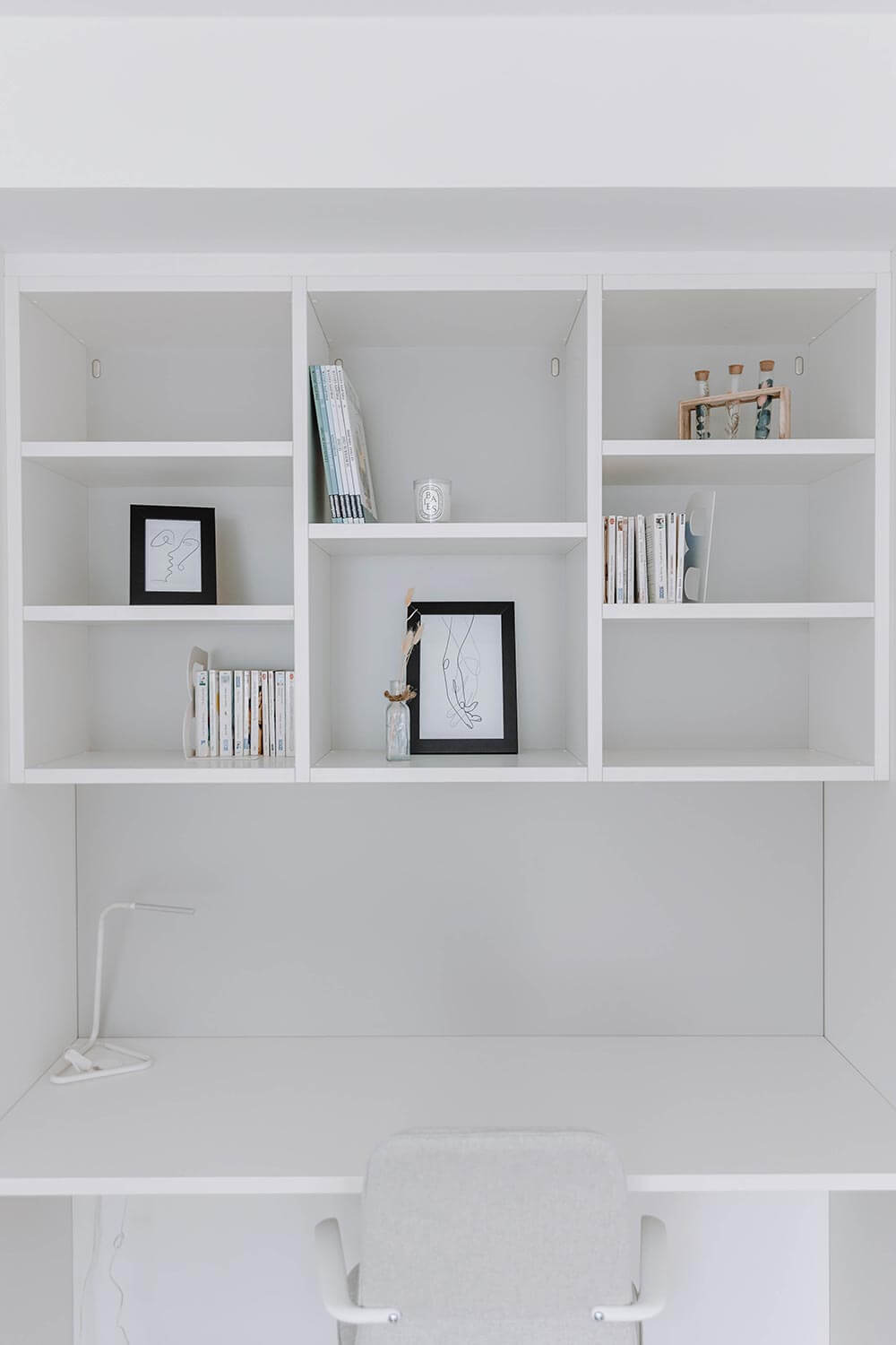 Bureau blanc sur mesure avec étagères bibliothèque