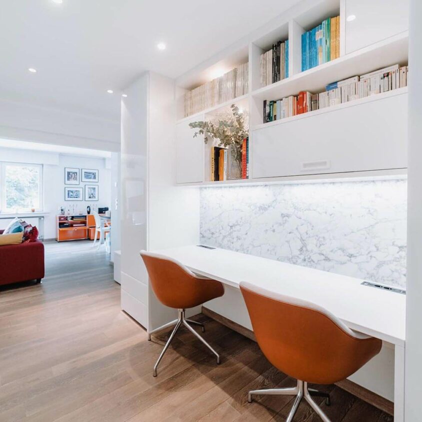 Bureau blanc sur mesure avec meuble en surplomb