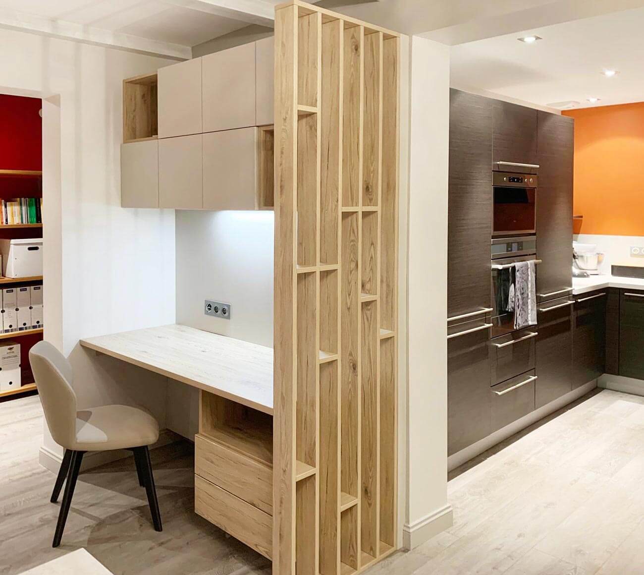 Bureau sur mesure aménagé dans une maison, séparé par un claustra