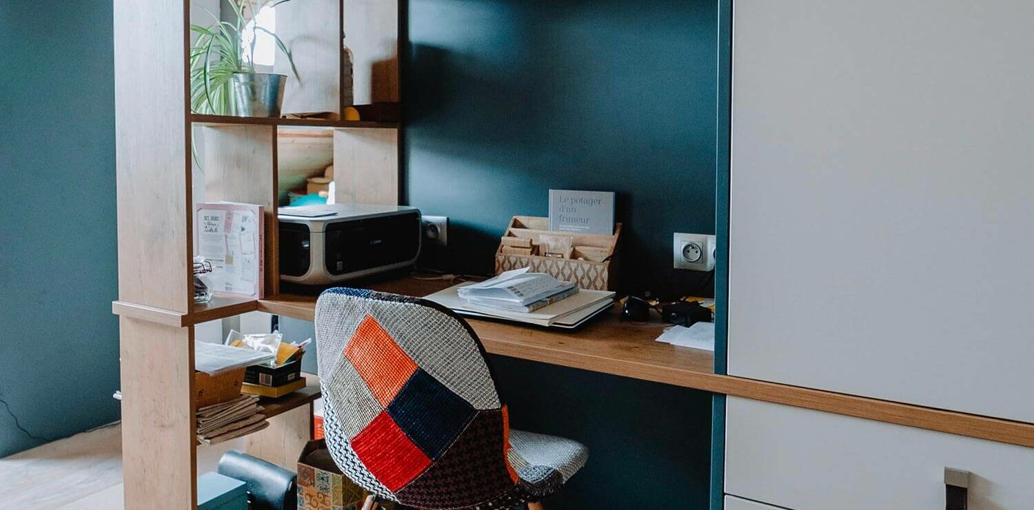 Bureau sur mesure aménagé dans un petit espace de la maison