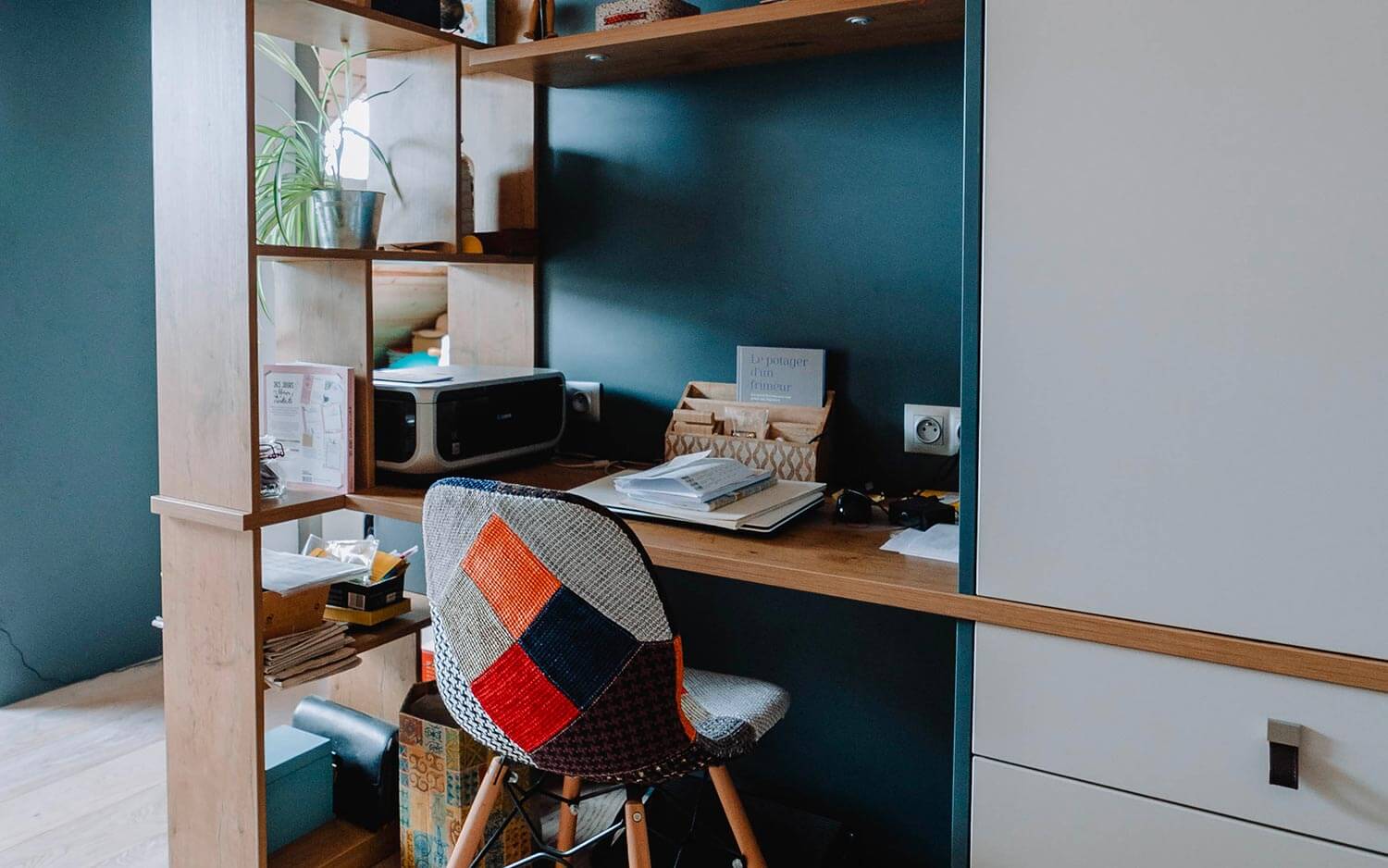 Bureau sur mesure aménagé dans un petit espace de la maison