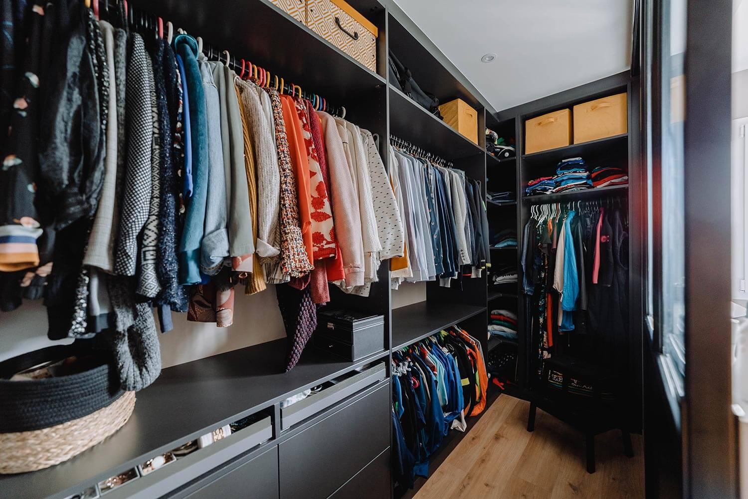 Dressing sur mesure en angle dans une pièce dédiée