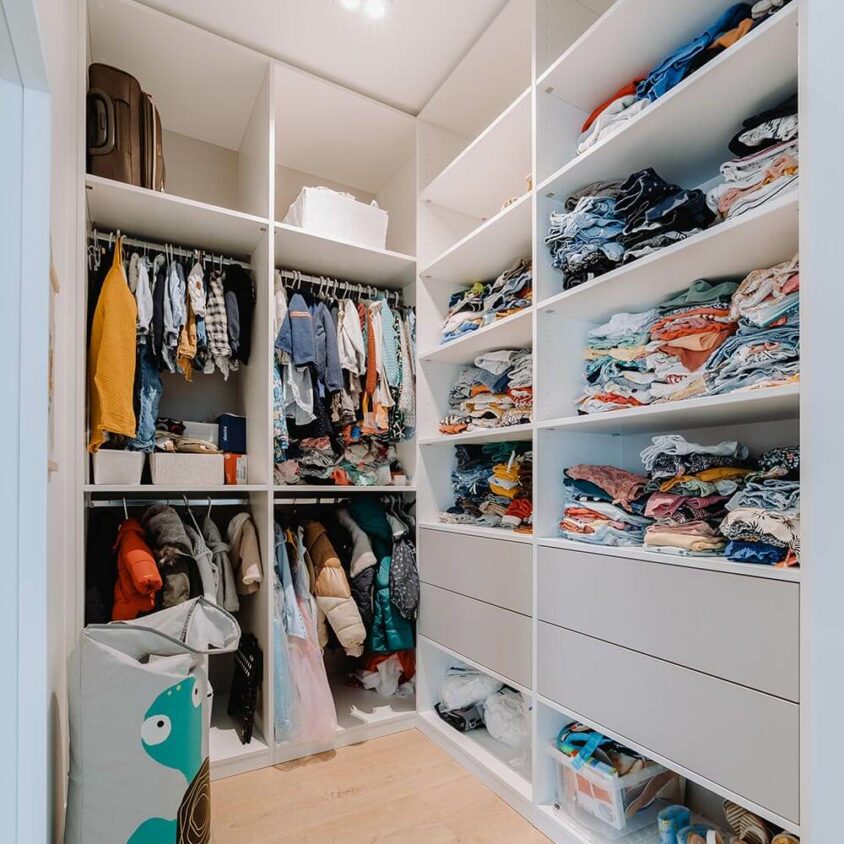 Dressing d'angle sur mesure sur deux murs