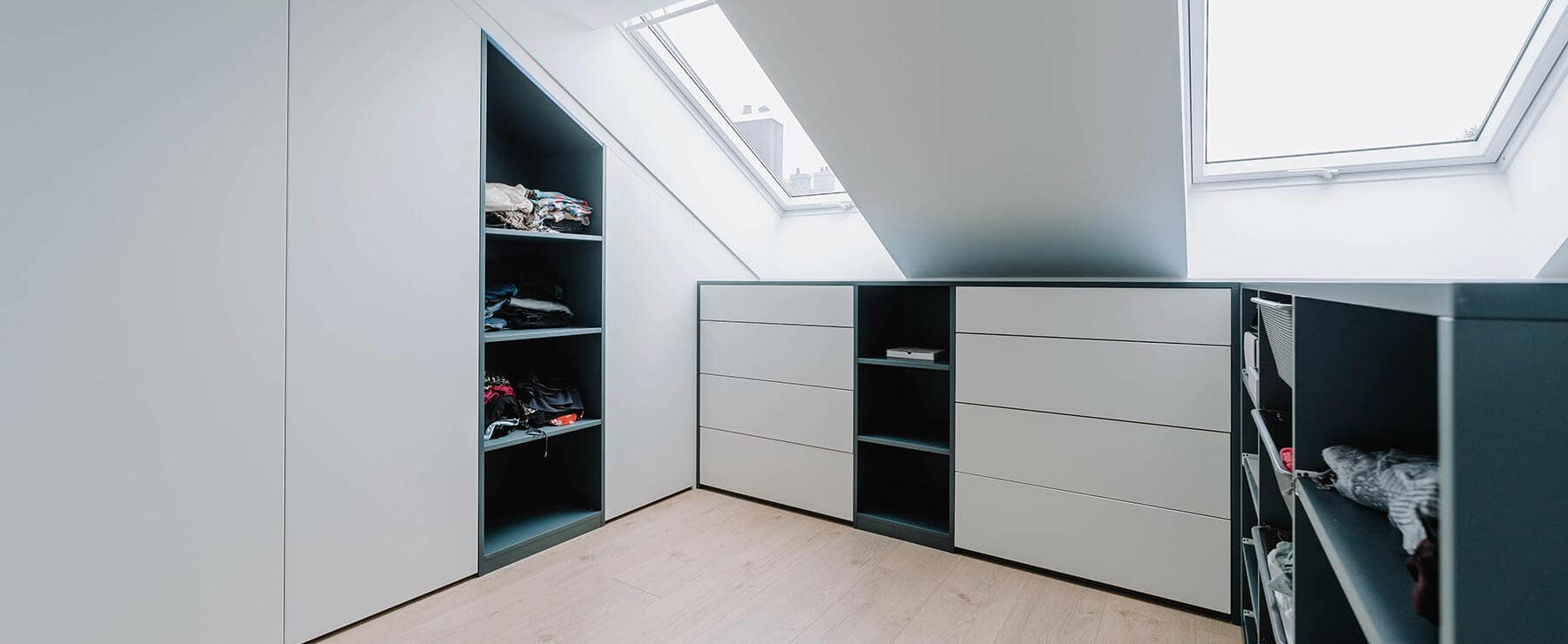 Dressing sous pente et meubles de rangement en prolongement