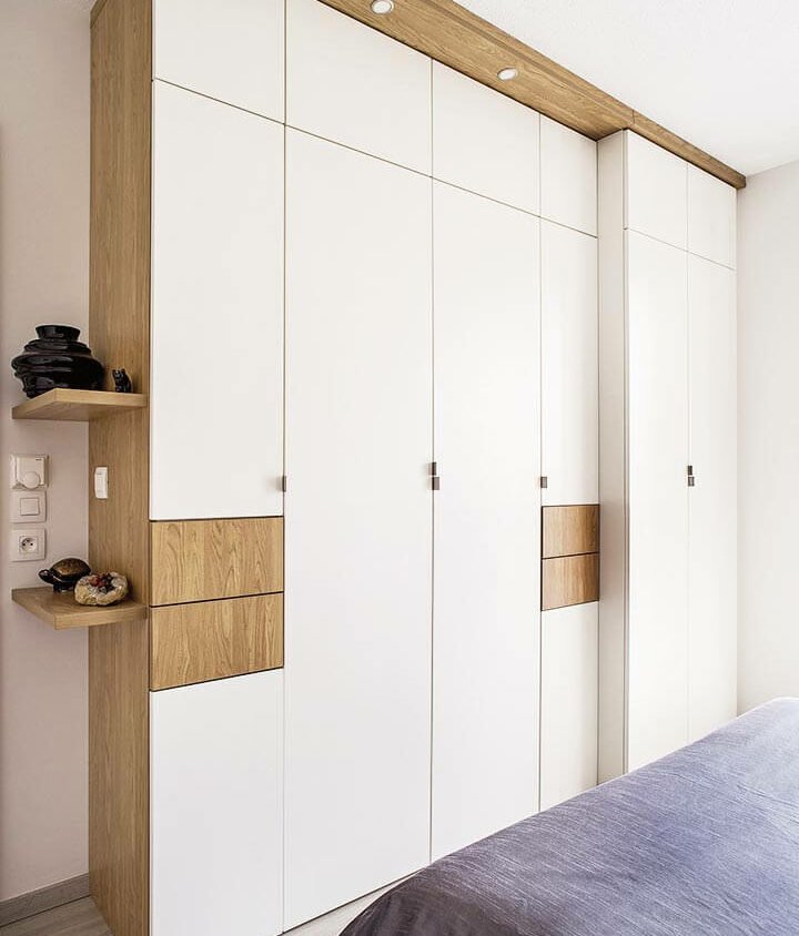 Beau dressing sur mesure blanc et bois dans une chambre