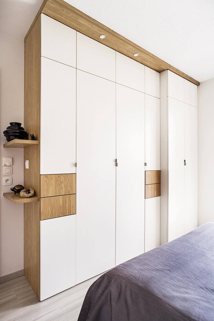 Beau dressing sur mesure blanc et bois dans une chambre