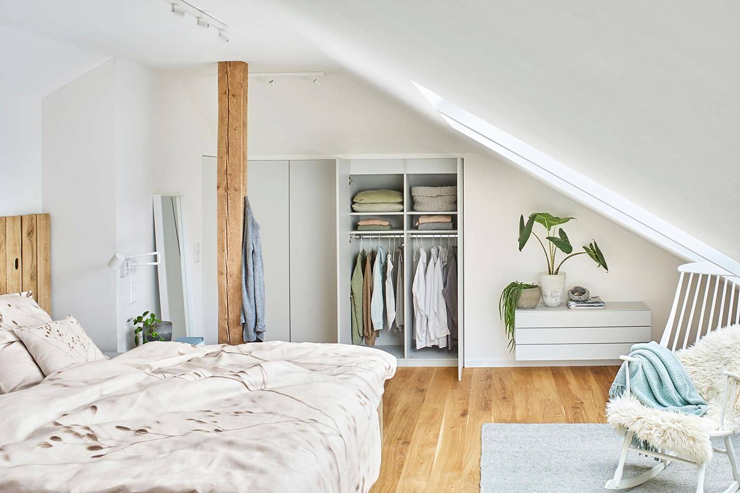 Dressing aménagé sur mesure dans une chambre