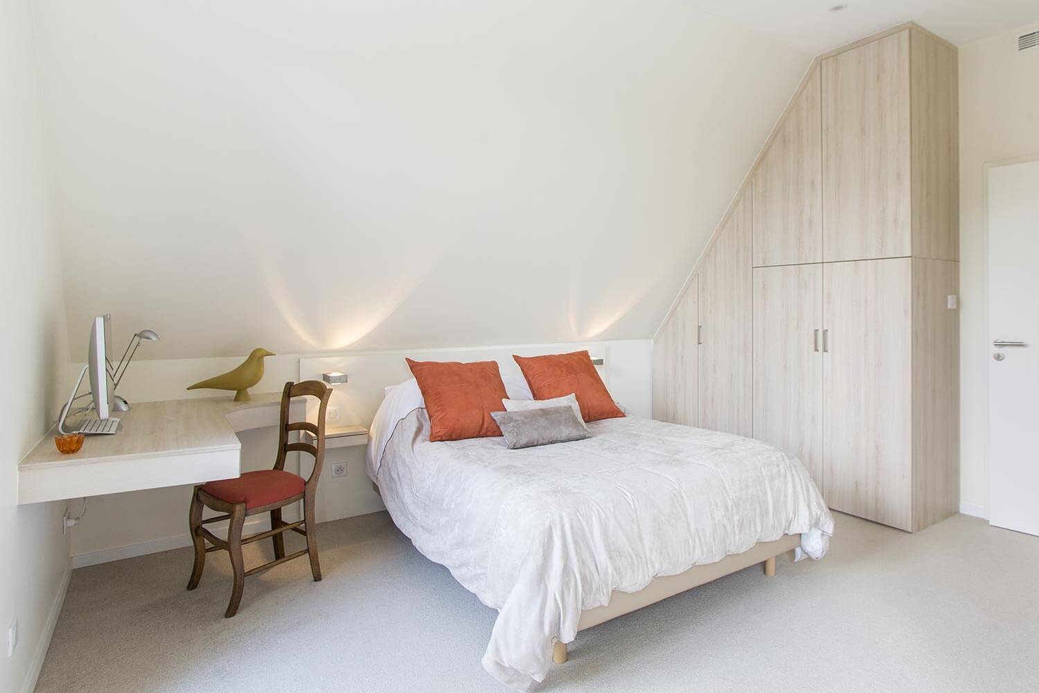 Dressing dans une chambre parentale sur mesure sous pente